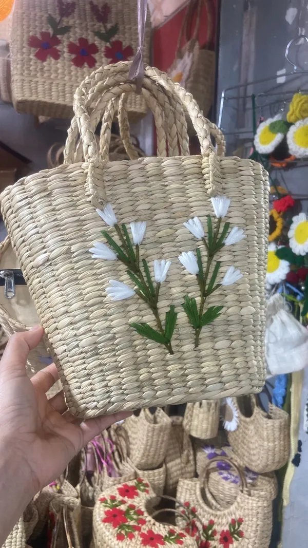 Beige_White_Kauna_Grass_Handbag_For_Women_And_Girls