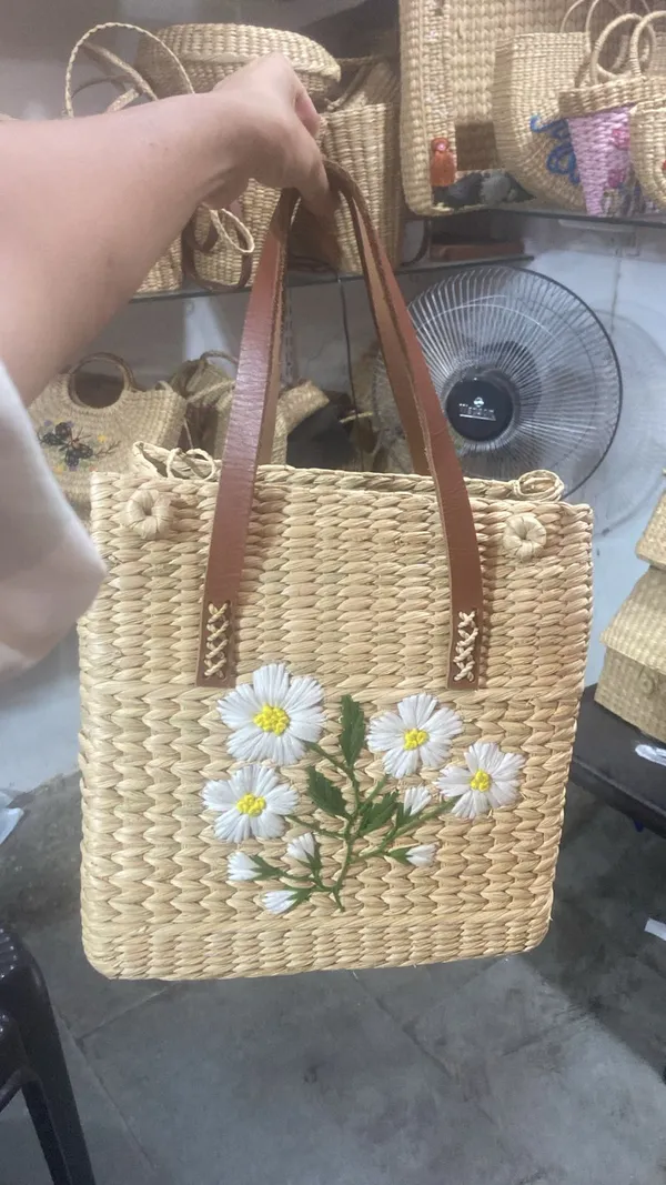 Beige_White_Kauna_Grass_Leather_Handle_Tote_Bag_For_Women