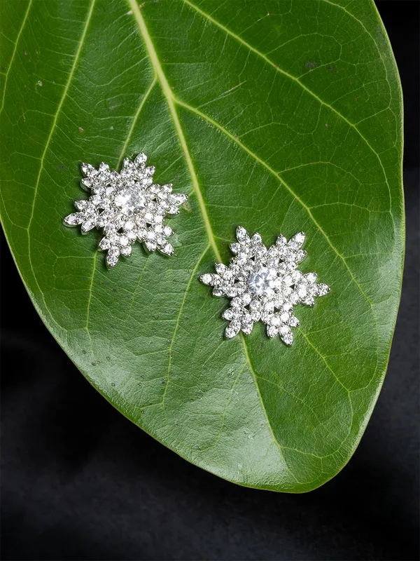 Silver_&_White_Floral_Shape_Stud_Earrings