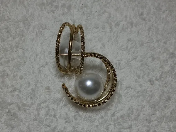 Gold_Pearl_Crystal_Embellished_Stud_Earring_For_Women
