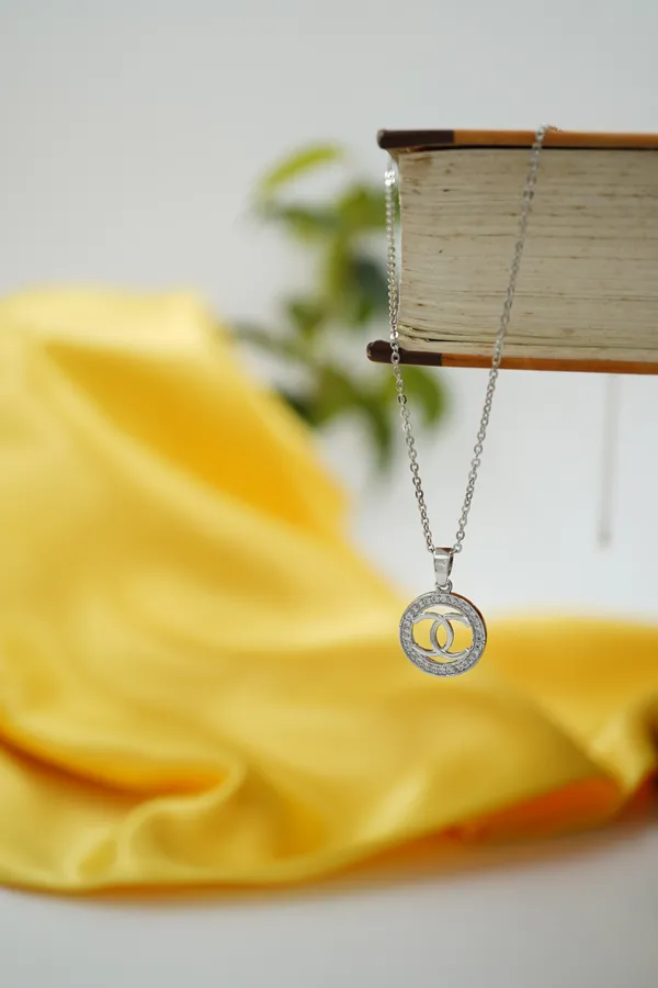 Luna_Embrace_Pendant_Chain