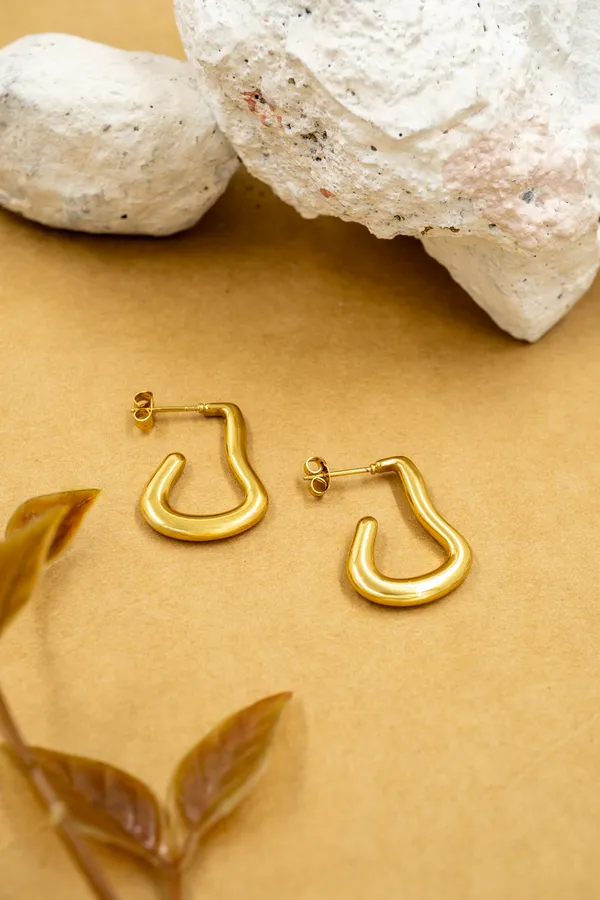 Minimal_Gold_Dangling_Earrings