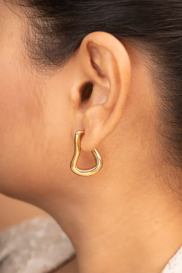Minimal_Gold_Dangling_Earrings