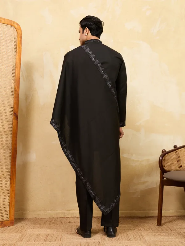 Black_Jacquard_Silk_Floral_Embroidered_Sherwani_Stole_Set_For_Men