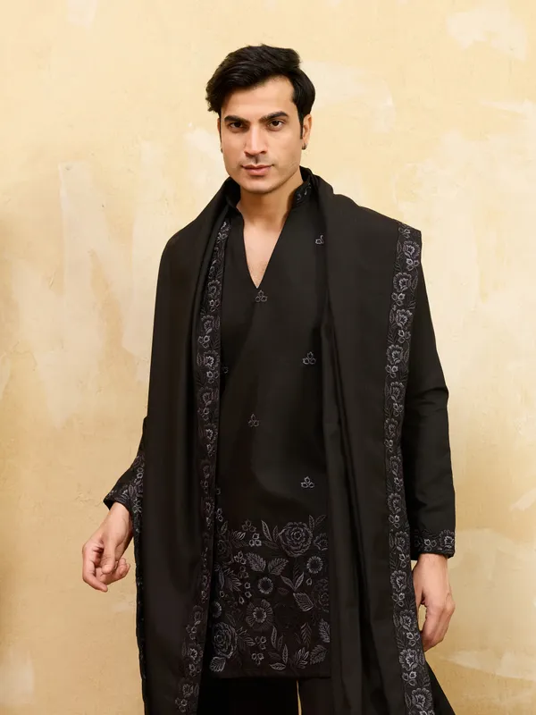 Black_Jacquard_Silk_Floral_Embroidered_Sherwani_Stole_Set_For_Men