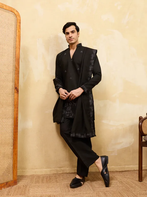 Black_Silk_Blend_Embroidered_Kurta_Set_With_Jacket_For_Men