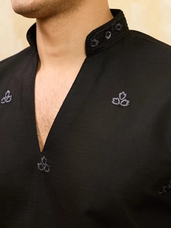 Black_Silk_Blend_Embroidered_Kurta_Set_With_Jacket_For_Men