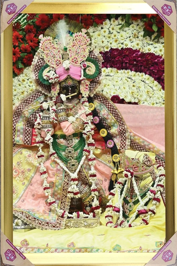 Premium_Shri_Radha_Vallabh_Lal_Ji_Divine_Floral_Darshan_Golden_Framed_Portrait