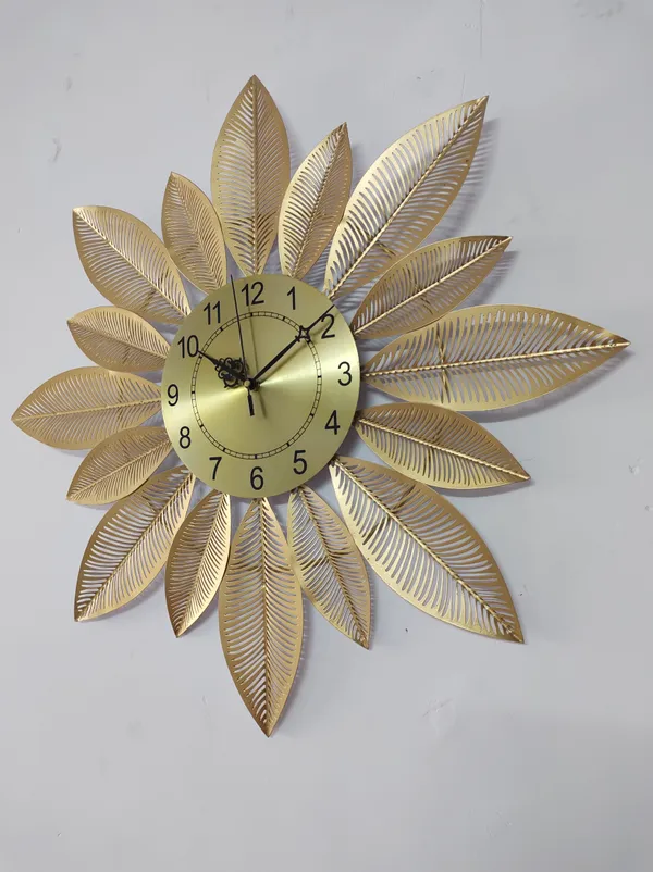 AM_HOME_DECOR_™_Decorative_Leaves_Shape_Wall_Mounted_Iron_Hanging_Stylish_and_Latest_Metal_Wall_Clock_for_Living,_Study,_Hall,_Dining_and_Bedroom_(Golden_and_White,_24_inch),_Standard