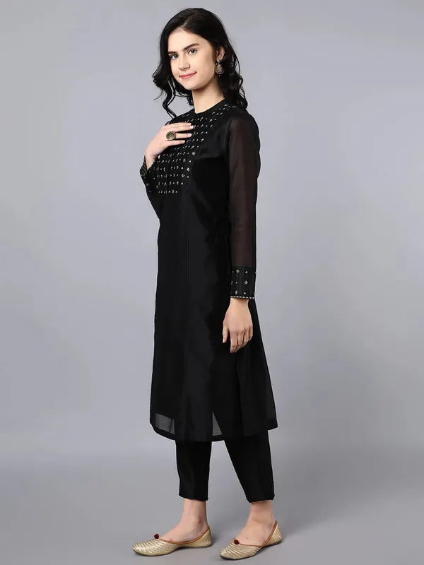 Black_Cupro_Silk_Embroidered_Buta_Kurta_For_Women