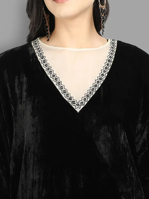 Black_Velvet_Organza_Neck_Embroidered_Kurta_For_Women