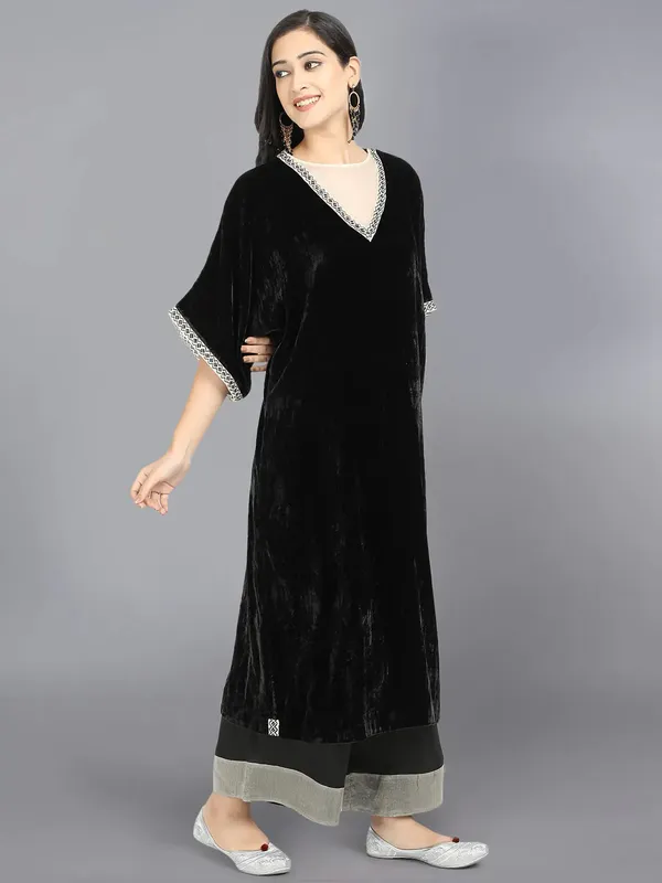 Black_Velvet_Organza_Neck_Embroidered_Kurta_For_Women