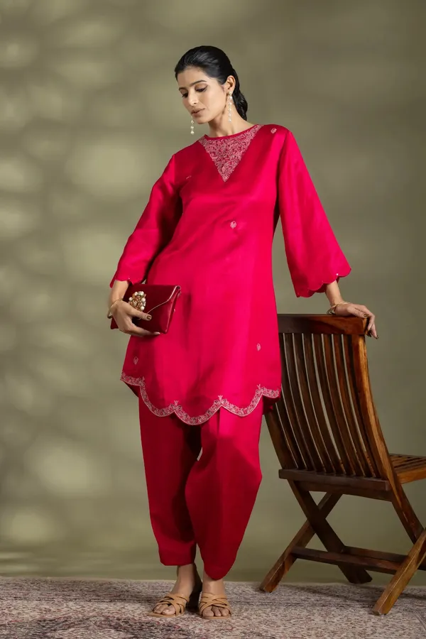 Fuchsia_Viscose_Satin_Embroidered_Kurta_Set_For_Women