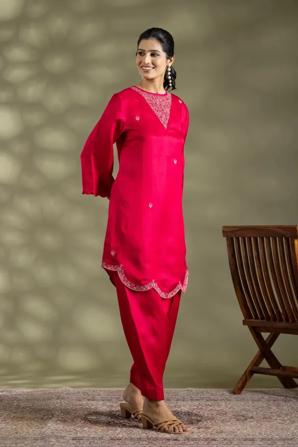 Fuchsia_Viscose_Satin_Embroidered_Kurta_Set_For_Women