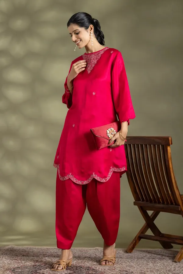 Fuchsia_Viscose_Satin_Embroidered_Kurta_Set_For_Women