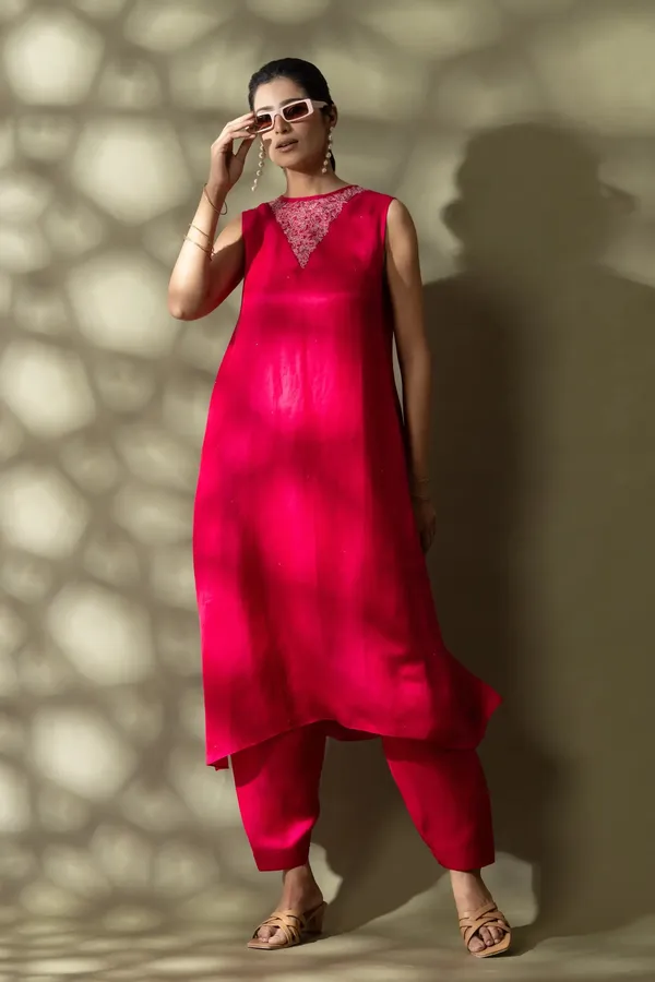 Fuchsia_Viscose_Satin_Sleeveless_Mukaish_Embroidered_Kurta_For_Women