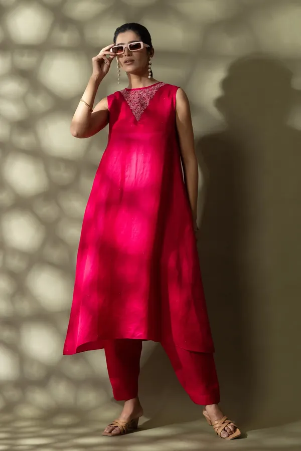 Fuchsia_Viscose_Satin_Sleeveless_Mukaish_Embroidered_Kurta_For_Women