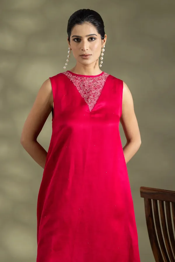 Fuchsia_Viscose_Satin_Sleeveless_Mukaish_Embroidered_Kurta_For_Women