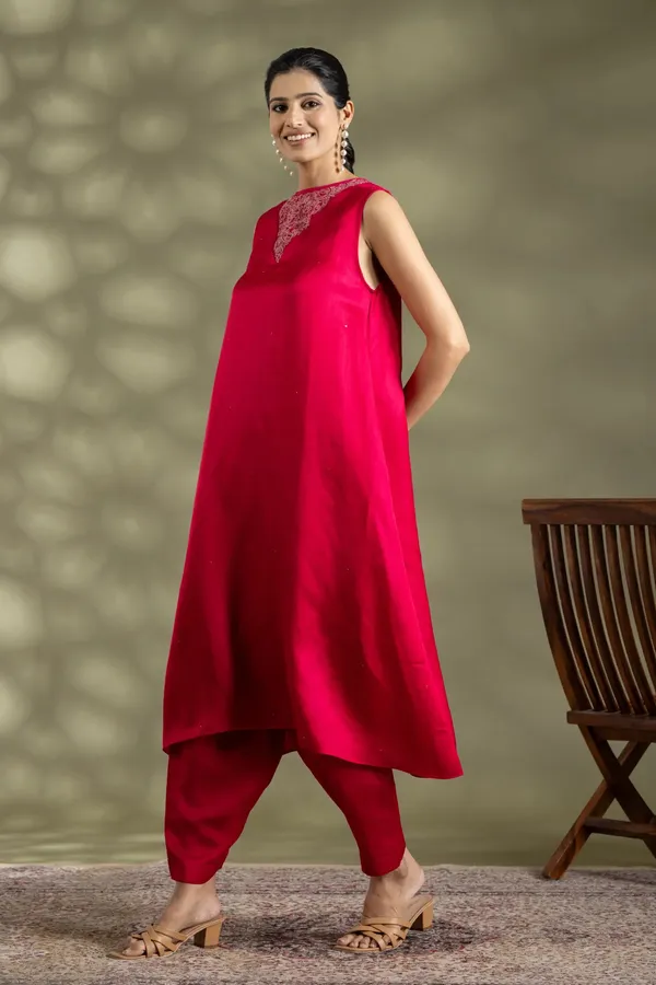 Fuchsia_Viscose_Satin_Sleeveless_Mukaish_Embroidered_Kurta_For_Women