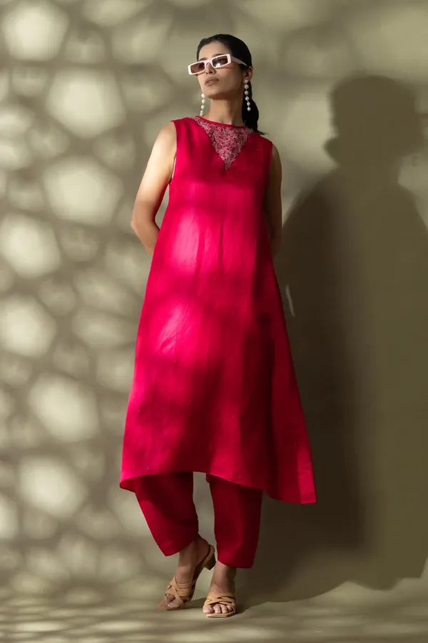 Fuchsia_Viscose_Satin_Sleeveless_Mukaish_Embroidered_Kurta_For_Women