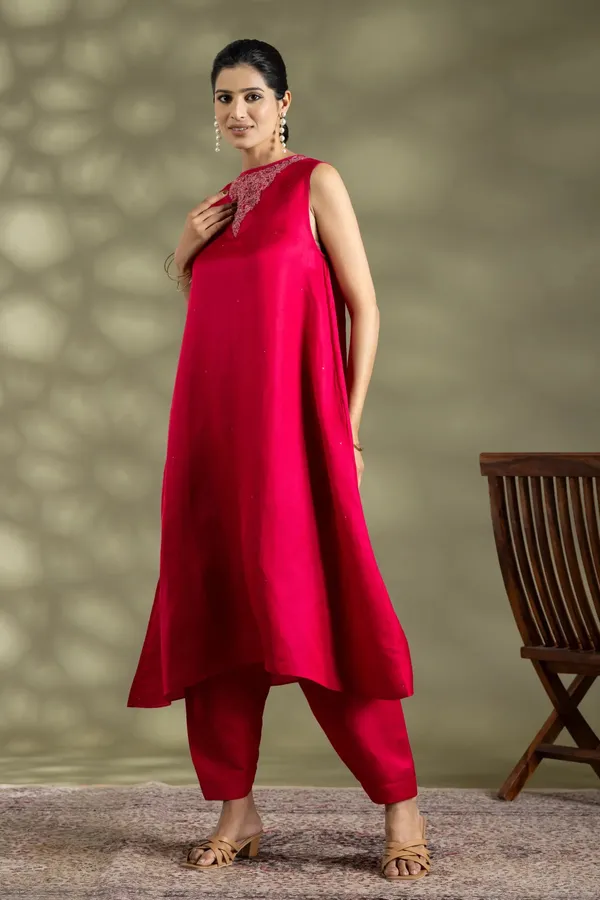 Fuchsia_Viscose_Satin_Sleeveless_Mukaish_Embroidered_Kurta_For_Women