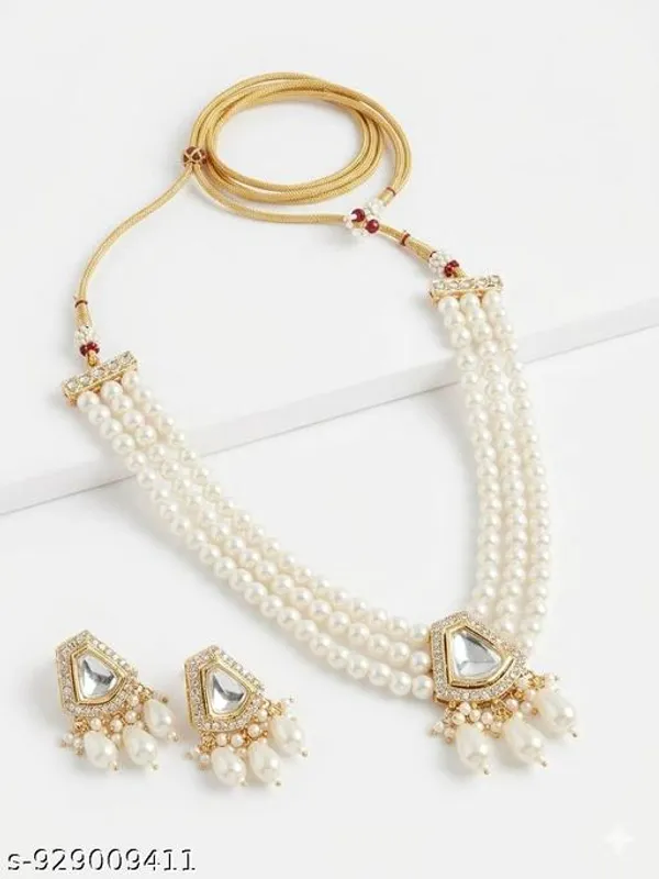 Elegant_Bridal_Pearl_Jewellery_Set_With_Gold_Tone_Necklace_And_Matching_Earrings_Featuring_Multi_Strand_White_Pearls_Gemstone_Embellishments_And_Pearl_Drops_Perfect_For_Weddings_Festive_Gifting_And_Premium_Occasions