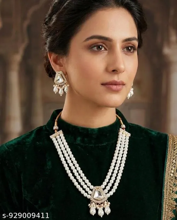 Elegant_Bridal_Pearl_Jewellery_Set_With_Gold_Tone_Necklace_And_Matching_Earrings_Featuring_Multi_Strand_White_Pearls_Gemstone_Embellishments_And_Pearl_Drops_Perfect_For_Weddings_Festive_Gifting_And_Premium_Occasions