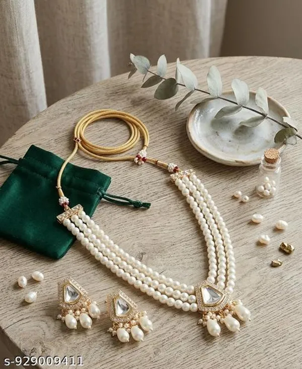 Elegant_Bridal_Pearl_Jewellery_Set_With_Gold_Tone_Necklace_And_Matching_Earrings_Featuring_Multi_Strand_White_Pearls_Gemstone_Embellishments_And_Pearl_Drops_Perfect_For_Weddings_Festive_Gifting_And_Premium_Occasions