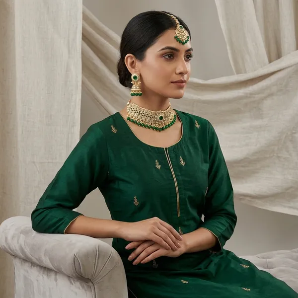 Traditional_Kundan_Choker_Necklace_Set_For_Women_Green_Beaded_Bridal_Jewellery_Set_With_Earrings_Maang_Tikka_Ethnic_Gold_Plated_Necklace_For_Wedding_Party_Festive_Wear_Stylish_Indian_Choker_Gift_For_Wife_Gift_For_Sister_Gift_For_Girlfriend_Anniversary_Gift