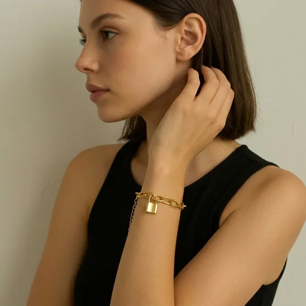 Modern_Gold_Tone_Chain_Bracelet_For_Women_Girls_Mixed_Oval_Link_Design_With_Sleek_Padlock_Charm_Adjustable_Extender_For_Perfect_Fit_Minimalist_Yet_Bold_Everyday_Wear_Jewellery_Stylish_Trendy_Elegant_Accessory_For_Casual_Party_Daily_Fashion