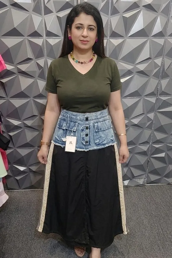 Black_V-Neck_T-Shirt_With_Denim_Skirt_Outfit_For_Women