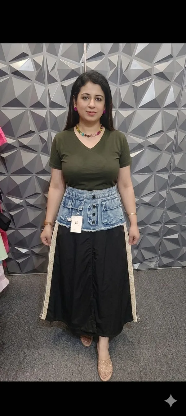 Black_V-Neck_T-Shirt_With_Denim_Skirt_Outfit_For_Women