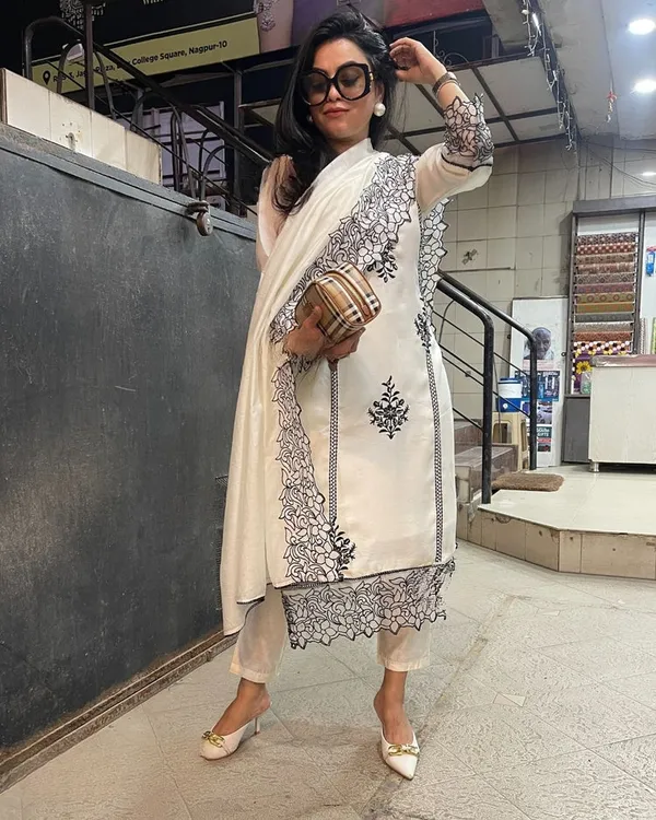 Cream_Black_Cotton_Embroidered_Kurti_Set_With_Dupatta_For_Women