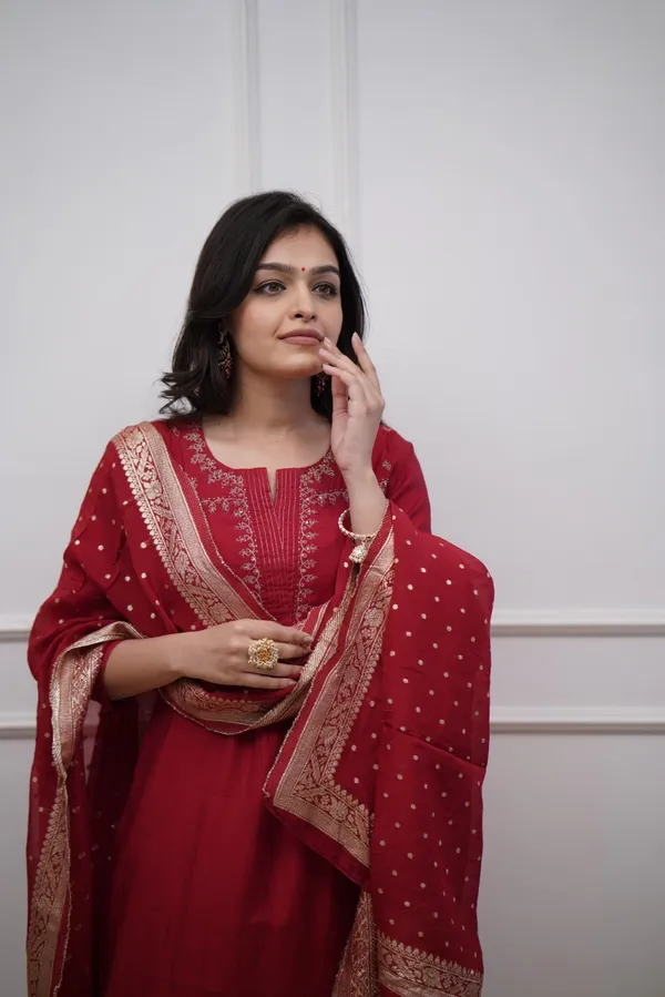 Red_Cotton_Embroidered_Kurta_Set_For_Women