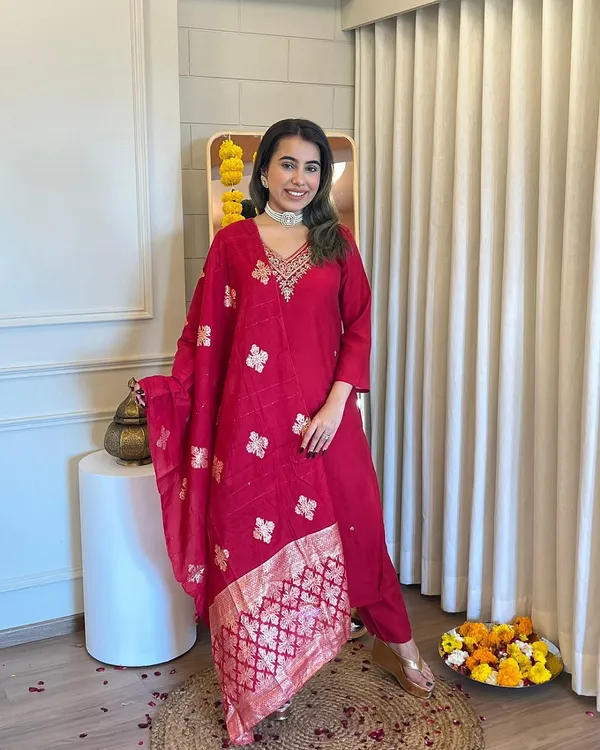 Red_Cotton_Embroidered_Kurta_Set_For_Women