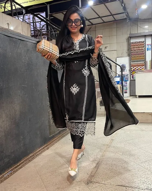 Black_Cotton_Embroidered_Kurta_Set_For_Women