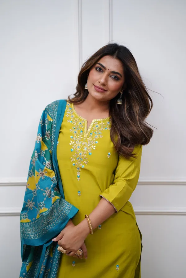 Yellow_Cotton_Embroidered_Kurta_Set_For_Women