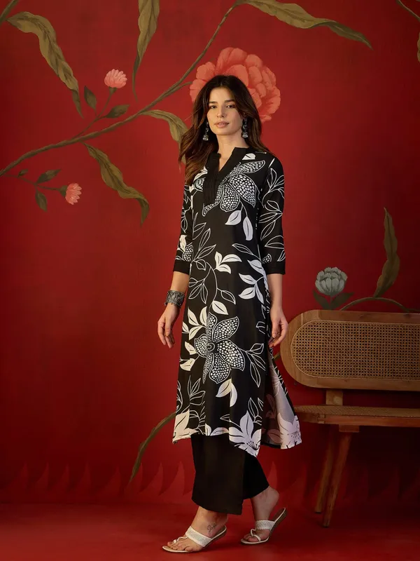 Aster-Balck-Varni_House