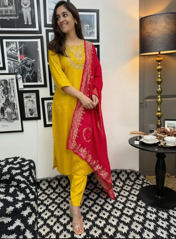 Yellow_Cotton_Embroidered_Kurta_Set_For_Women