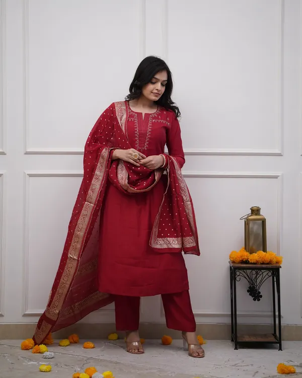 Red_Cotton_Embroidered_Kurta_Set_For_Women