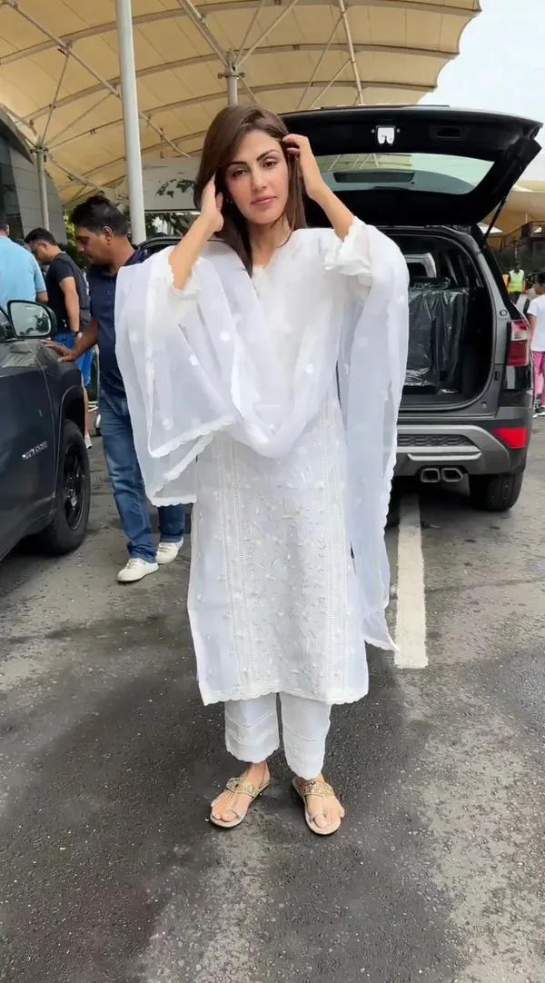 White_Cotton_Embroidered_Kurta_Set_For_Women