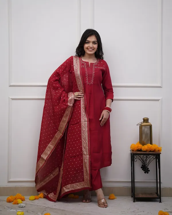 Red_Cotton_Embroidered_Kurta_Set_For_Women