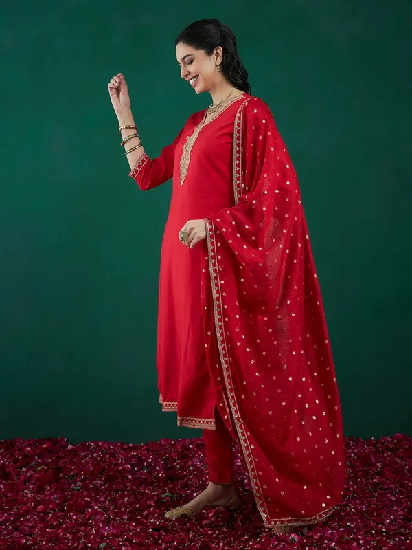 Red_Cotton_Embroidered_Kurta_Set_For_Women