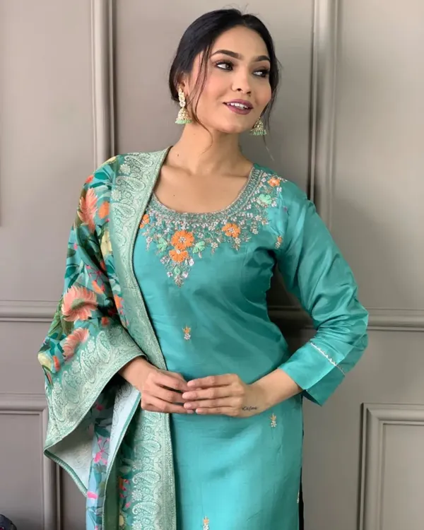 Turquoise_Cotton_Embroidered_Straight_Kurta_Set_For_Women