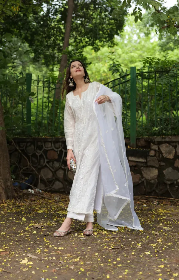 White_Cotton_Embroidered_Kurta_Set_For_Women
