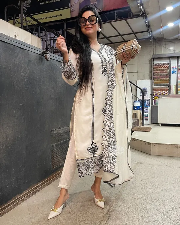 Cream_Black_Cotton_Embroidered_Kurti_Set_With_Dupatta_For_Women