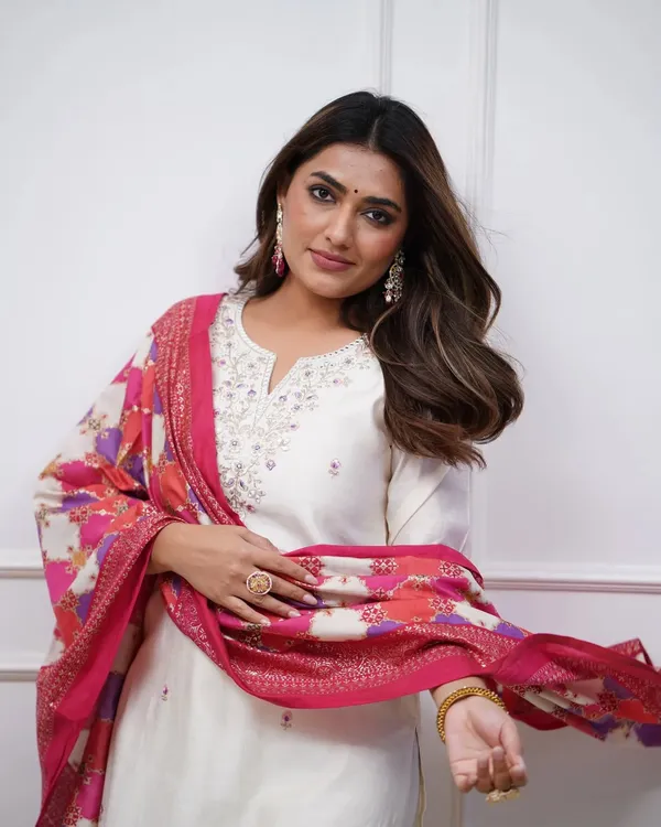 White_Cotton_Embroidered_Kurta_Set_With_Dupatta_For_Women