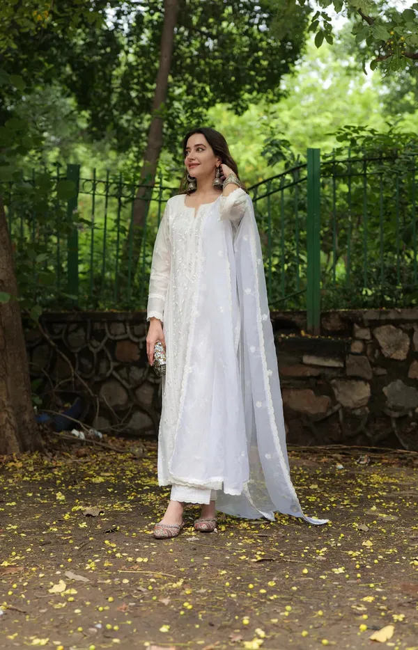 White_Cotton_Embroidered_Kurta_Set_For_Women
