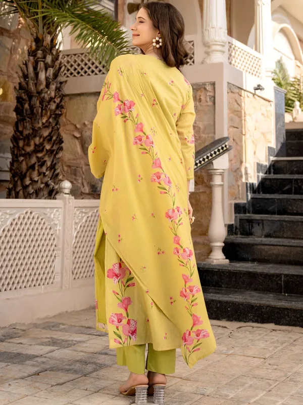 Yellow_Cotton_Floral_Embroidered_Kurta_Set_For_Women