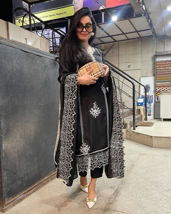 Black_Cotton_Embroidered_Kurta_Set_For_Women